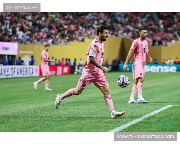 球员在国际赛场上凭借速度与技术突破成焦点，球员们在赛场上