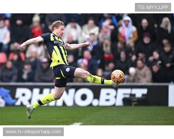 德布劳内挑传后点，曼城门前推射得手